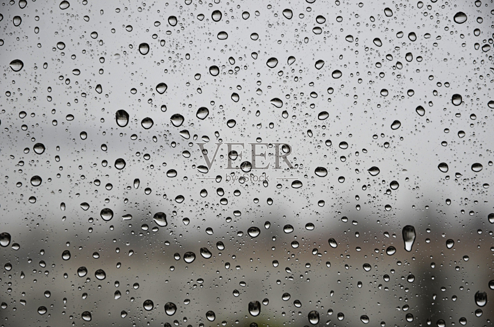 雨滴落在玻璃上照片摄影图片