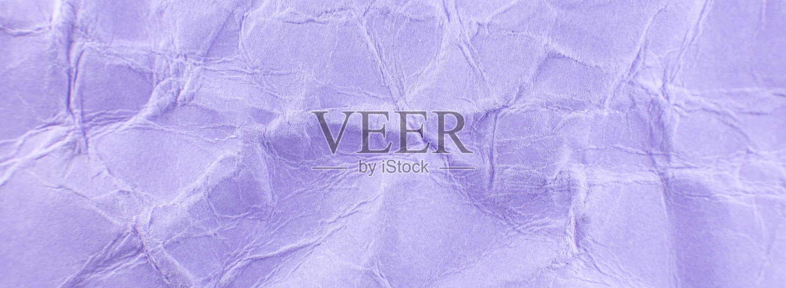 皱巴巴的紫色纸张背景。真正的宏观破碎纹理。近距离的照片。照片摄影图片