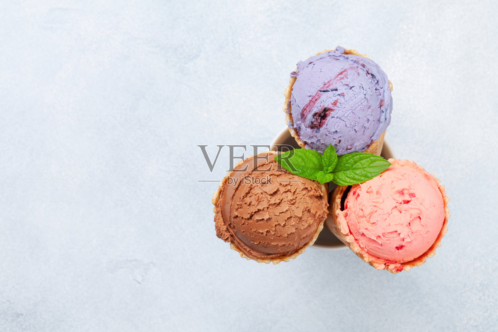 浆果，香草和巧克力冰淇淋圣代照片摄影图片