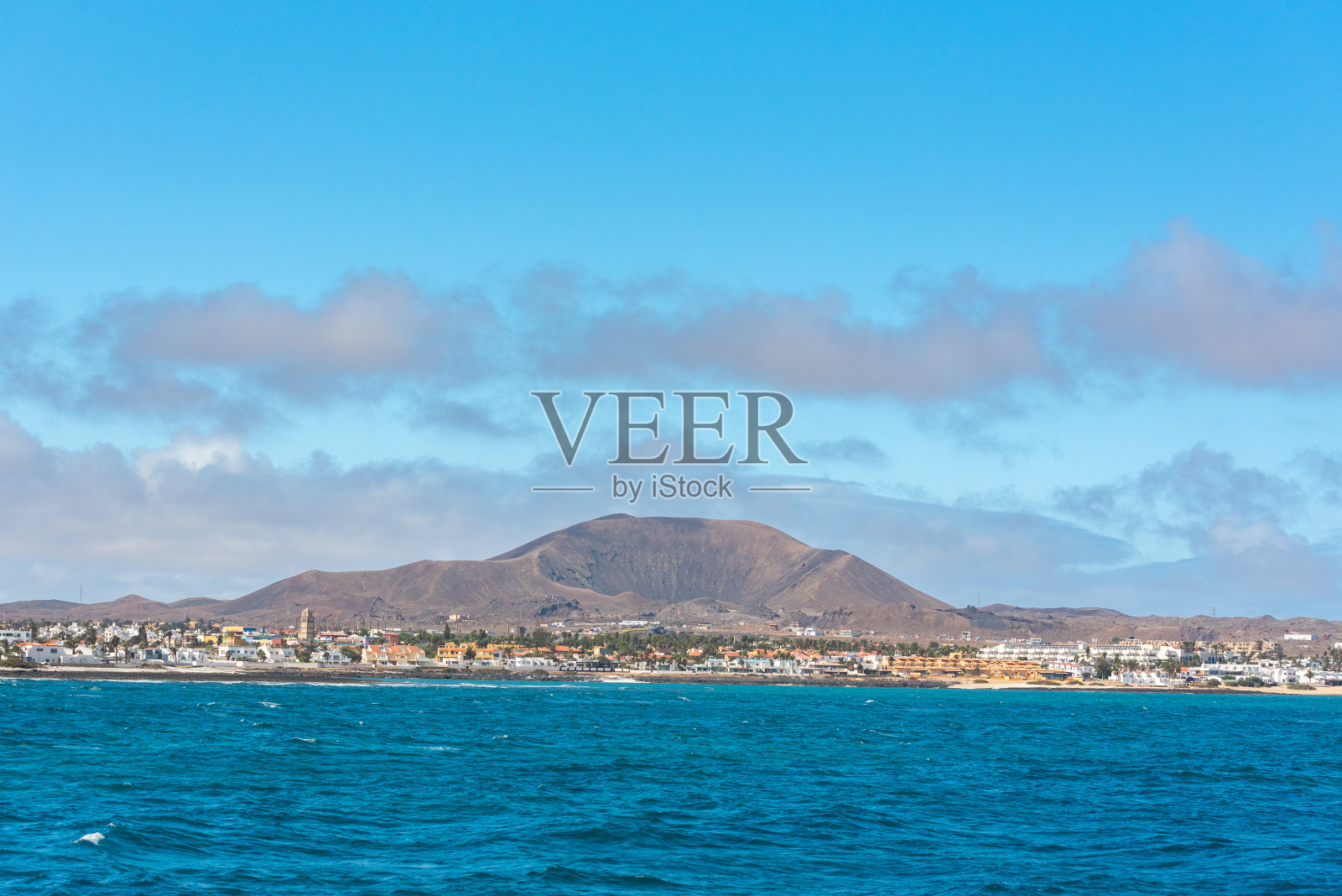 西班牙加那利群岛富埃特文图拉的海面上，Corralejo的阳光明媚的一天。照片摄影图片