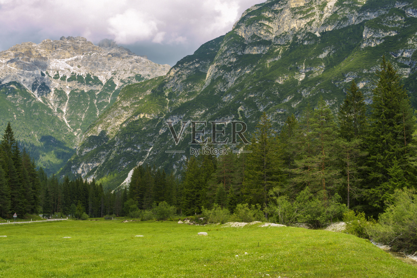 沿兰德罗山谷道路的山脉景观，白云石照片摄影图片