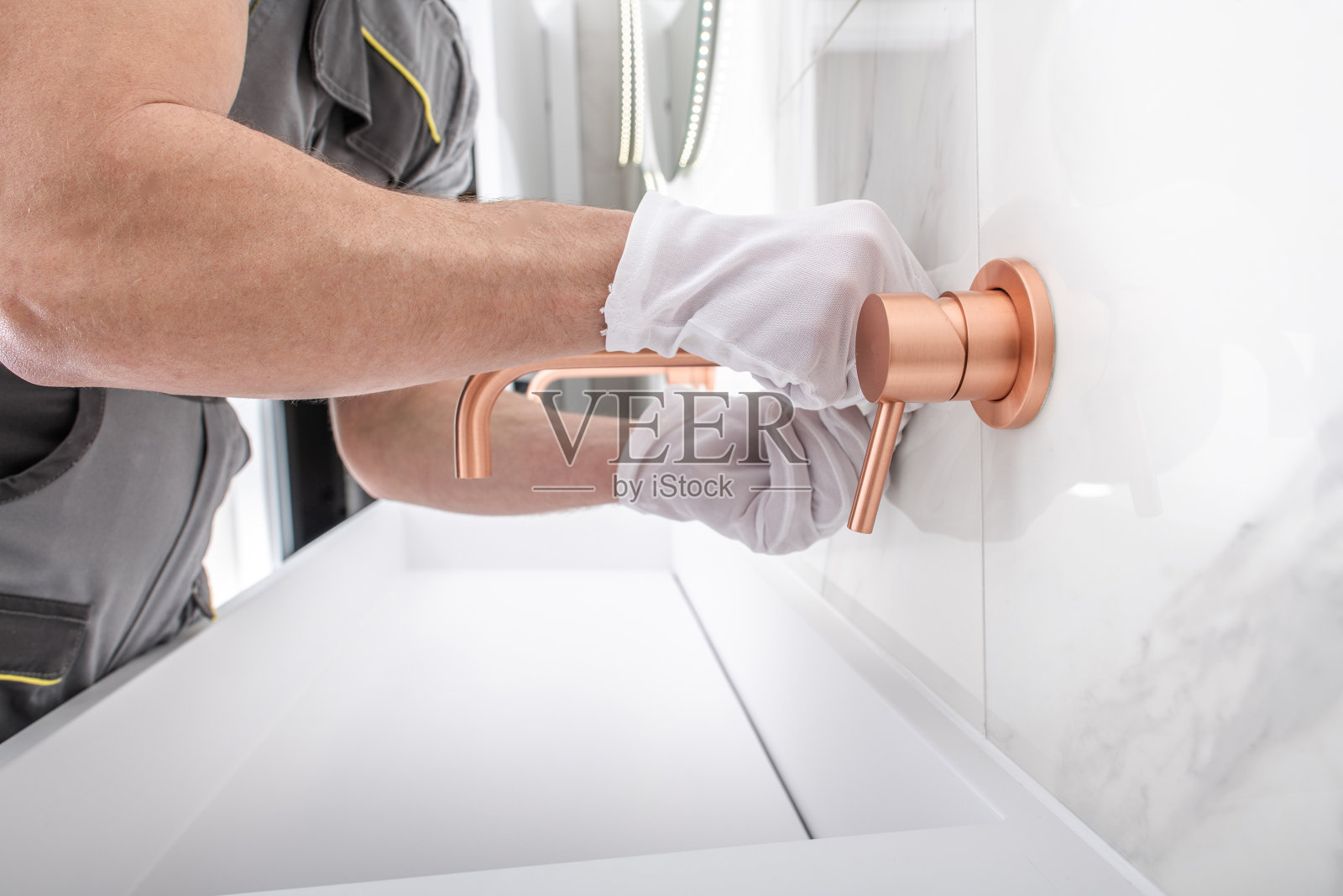 现代设计铜水龙头安装照片摄影图片