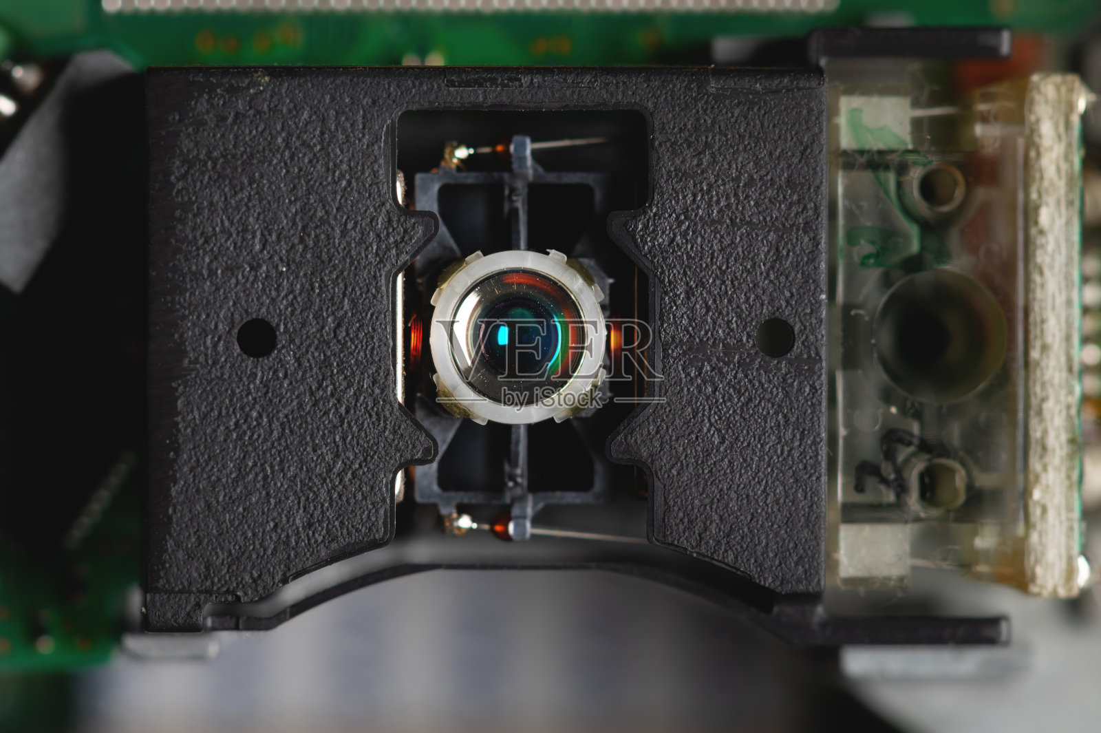 微电路背景上的激光镜头的DVD驱动头的宏观特写。电子产品的背景照片摄影图片