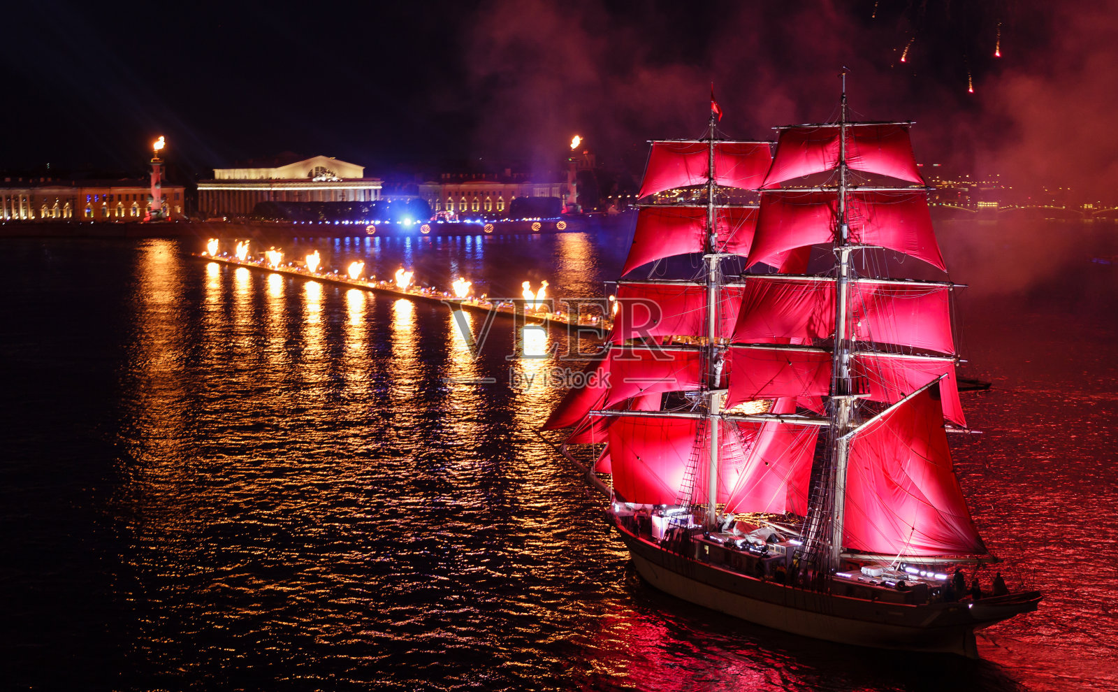 红帆庆典期间涅瓦河上的帆船，圣彼得堡照片摄影图片