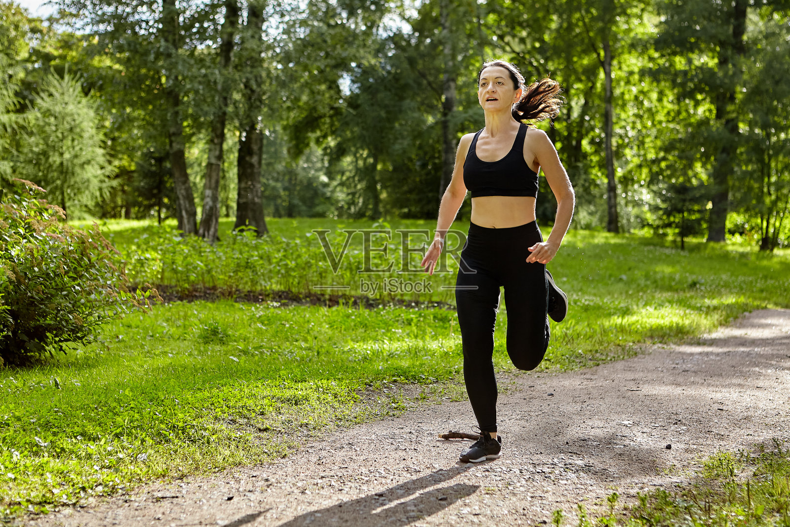 早上在公园里由活跃的白人妇女健身。照片摄影图片
