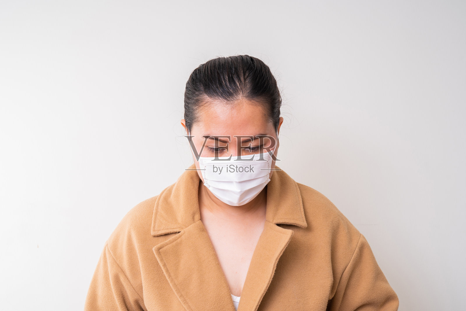 亚洲妇女戴外科口罩预防流感冠状病毒照片摄影图片