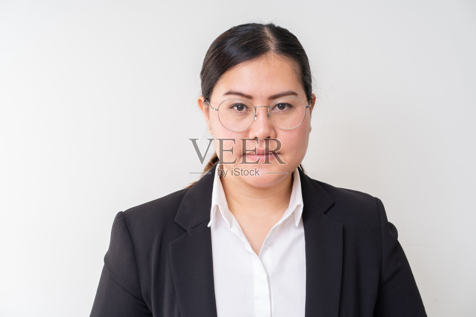 亚洲女商人戴眼镜，穿黑色西装照片摄影图片