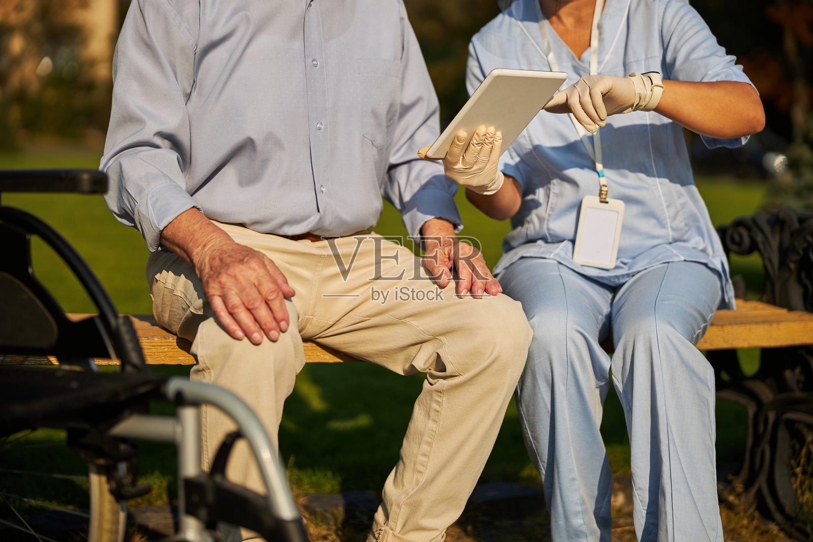 坐在男子旁边的女性手里拿着白色的写字板照片摄影图片