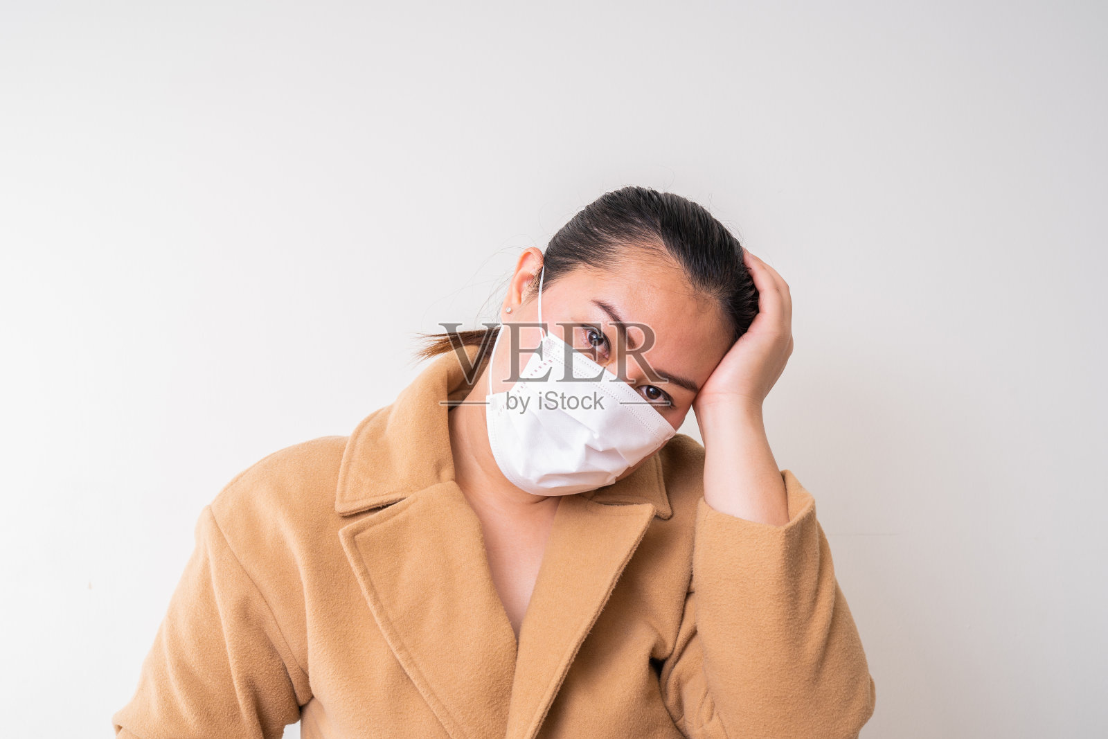 亚洲妇女戴外科口罩预防流感冠状病毒照片摄影图片