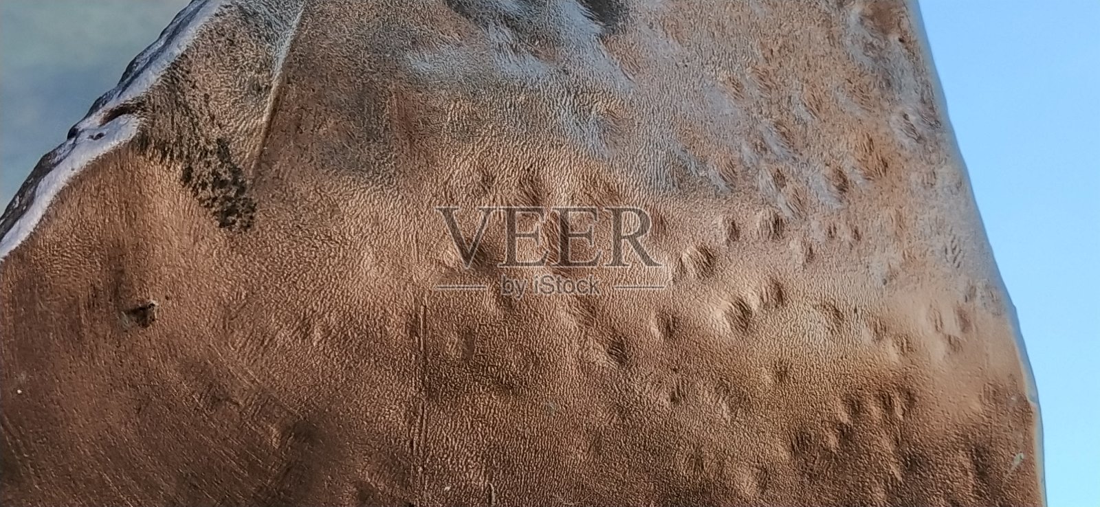 铜金属表面。金属质感不均匀，有划痕、沟痕和凹痕。红色，棕色，橙色，青铜色。金属铸造。硬件照片摄影图片