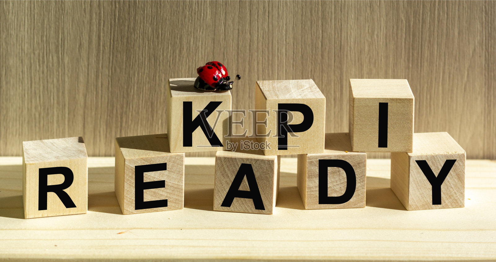 准备好木方的KPI字，经营理念照片摄影图片