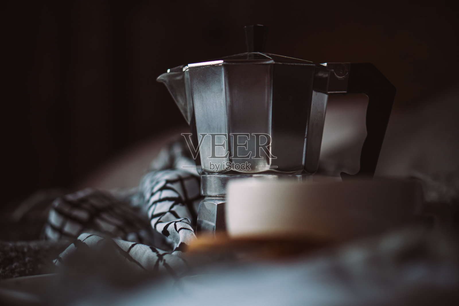 在舒适的冬天，托盘上的一杯咖啡和毛毯照片摄影图片