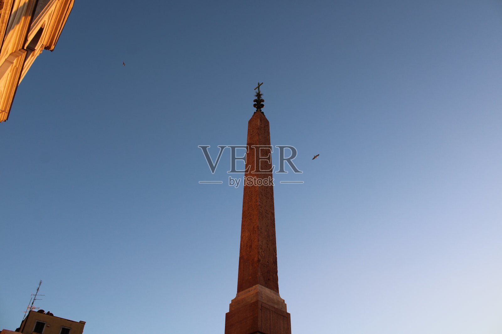 意大利罗马市中心西班牙台阶上的方尖碑和教堂塔照片摄影图片