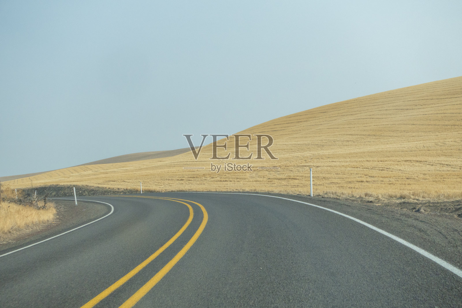 横穿俄勒冈东部沙漠的高速公路照片摄影图片