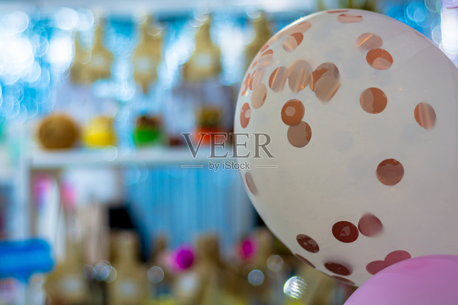 白色气球上装饰着闪亮的圆照片摄影图片