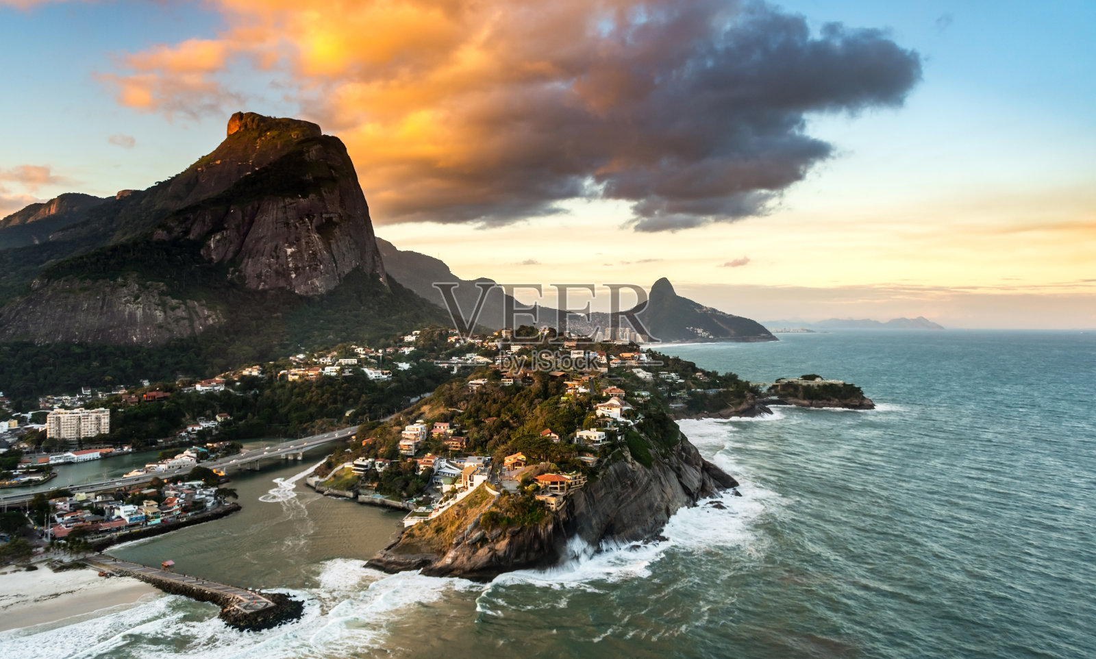 日落时从直升机上拍摄的里约热内卢鸟瞰图照片摄影图片