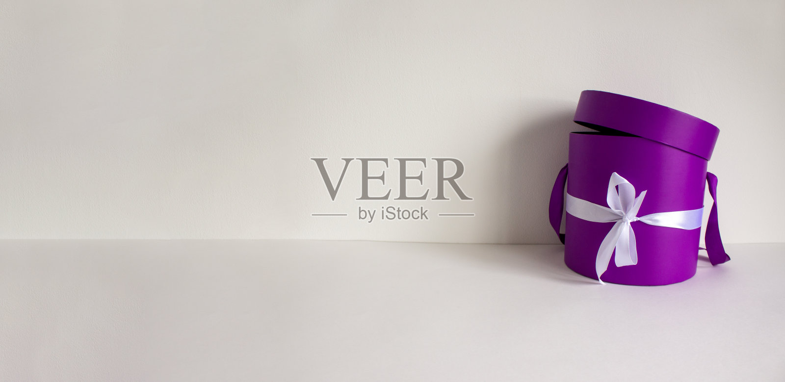 美丽的白色背景上的圆形礼盒。副本的空间。的概念。网页横幅。照片摄影图片