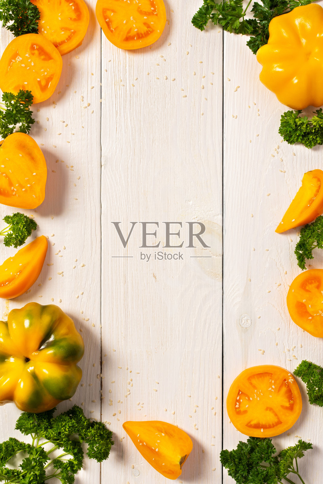 黄色番茄配青椒和芝麻照片摄影图片