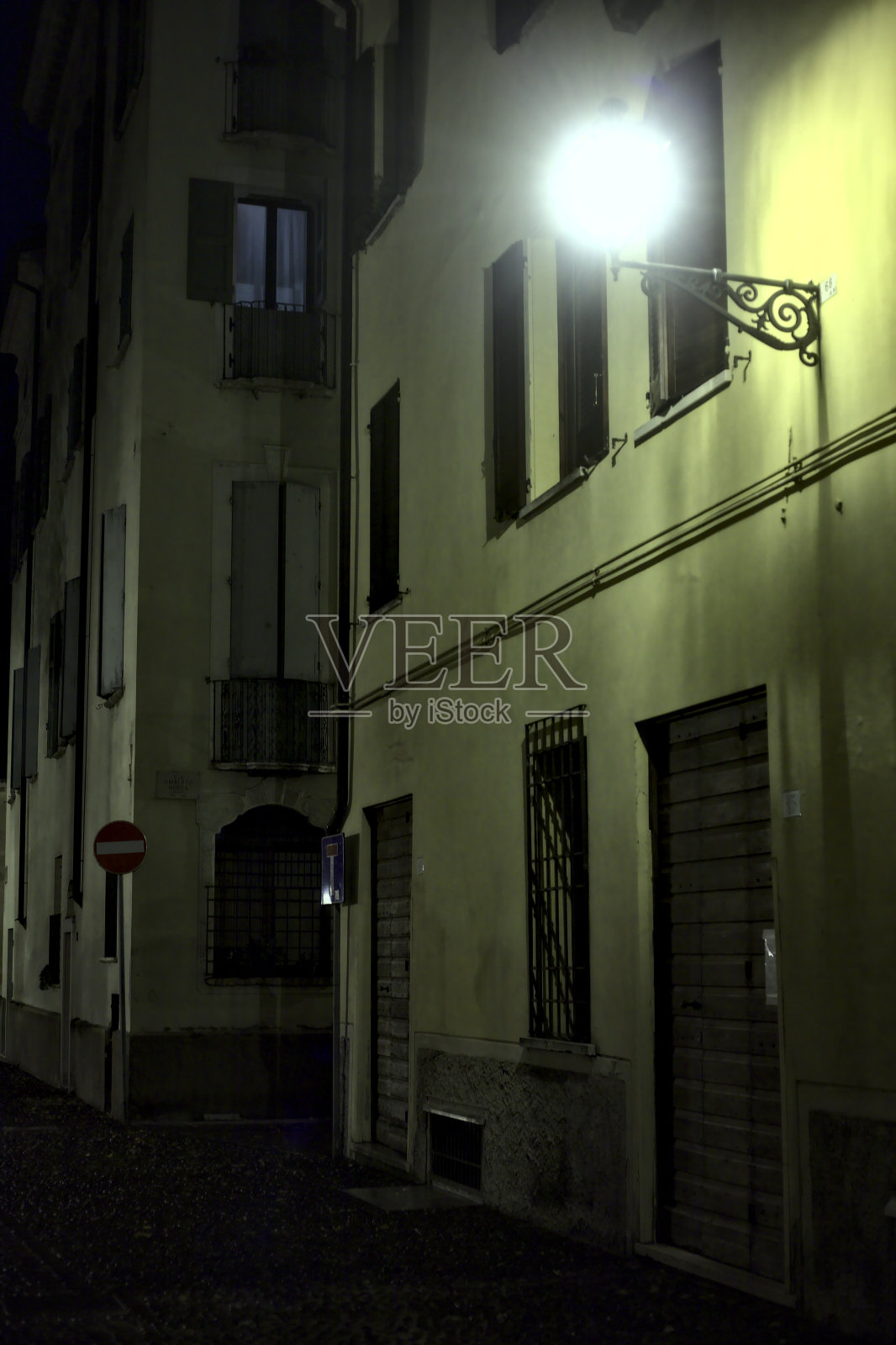 晚上下着小雨的意大利小镇小巷照片摄影图片