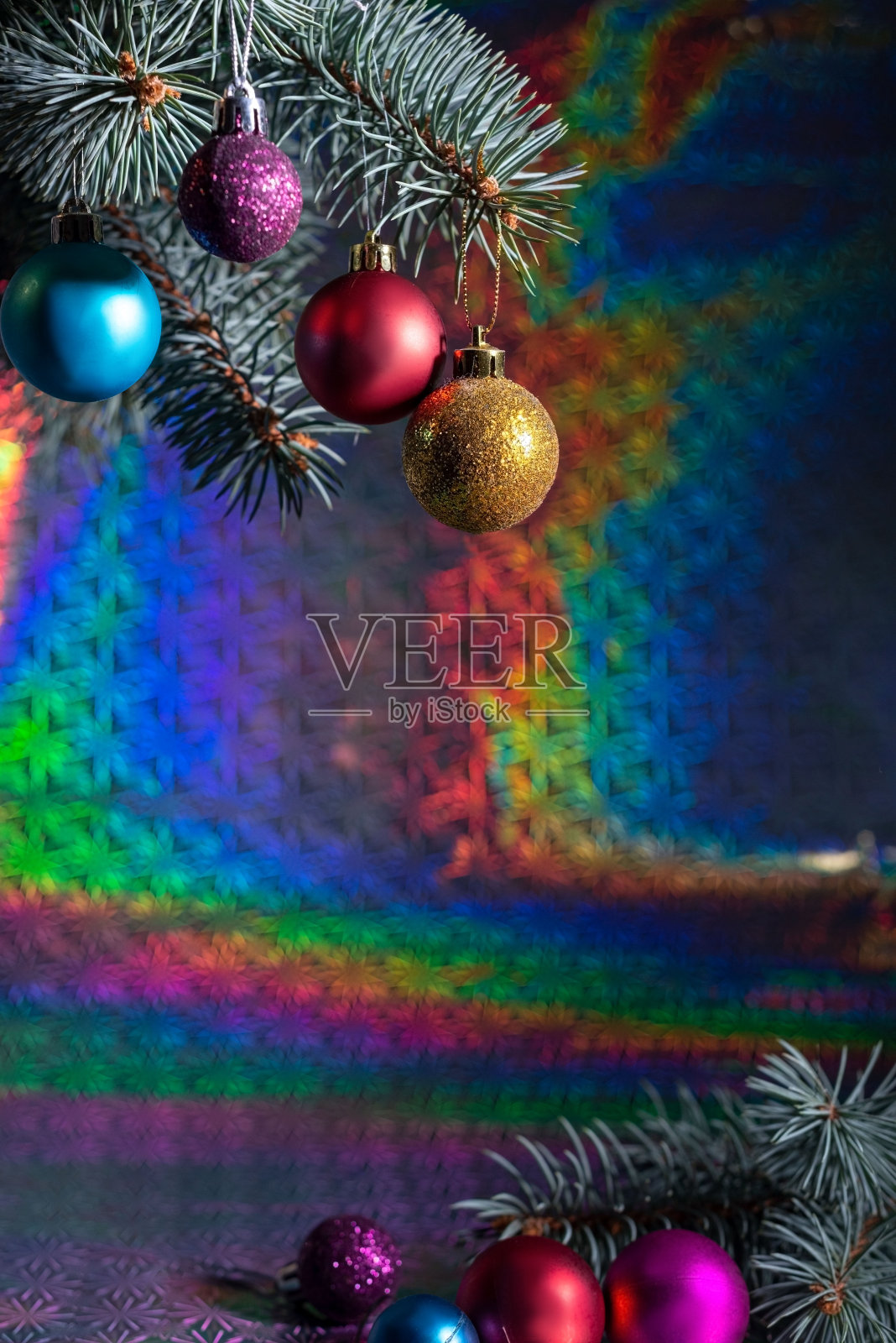 圣诞背景圣诞玩具云杉，在多色抽象背景照片摄影图片