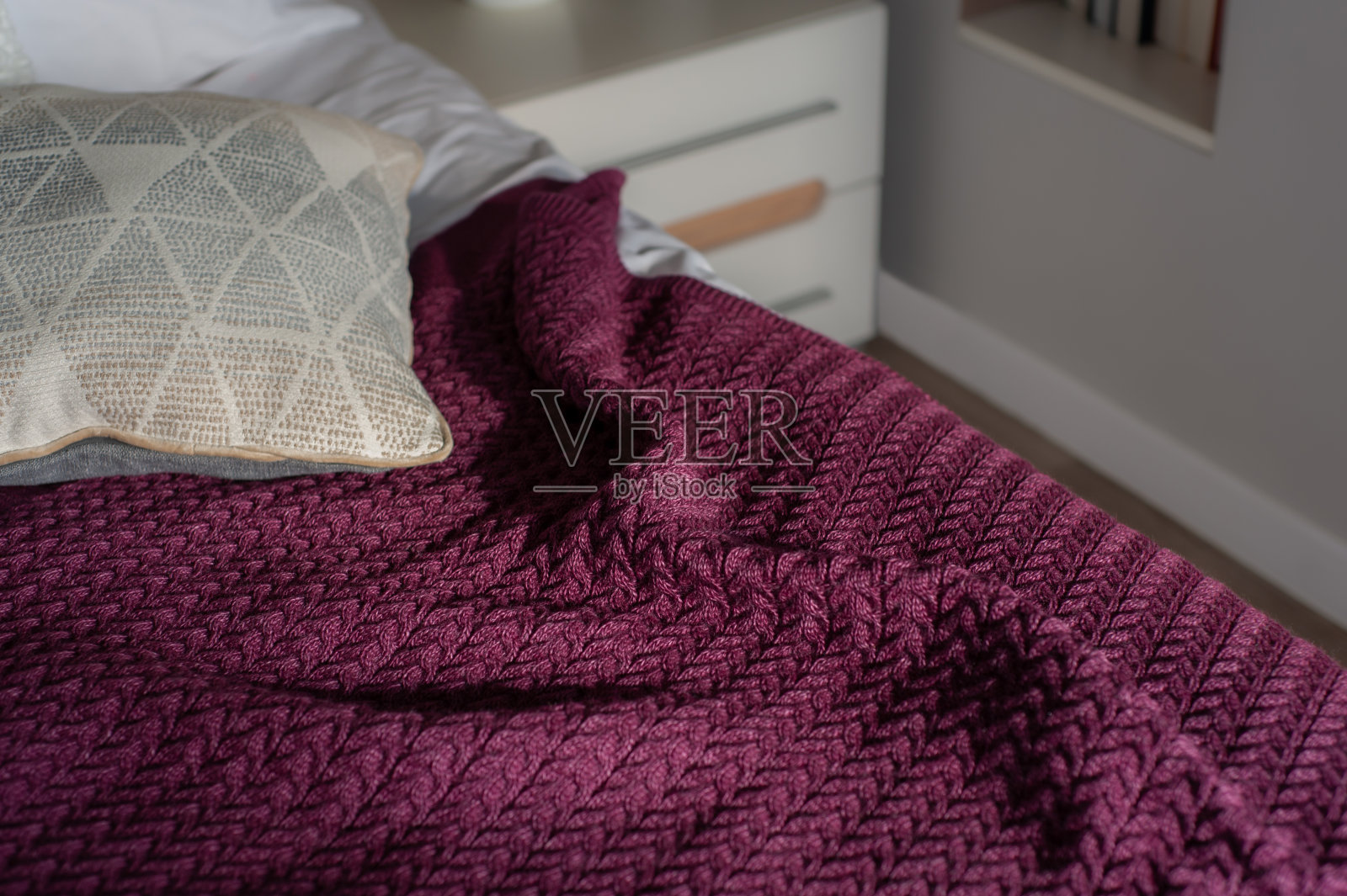 玛萨拉的彩色针织毯在舒适的卧室床上照片摄影图片