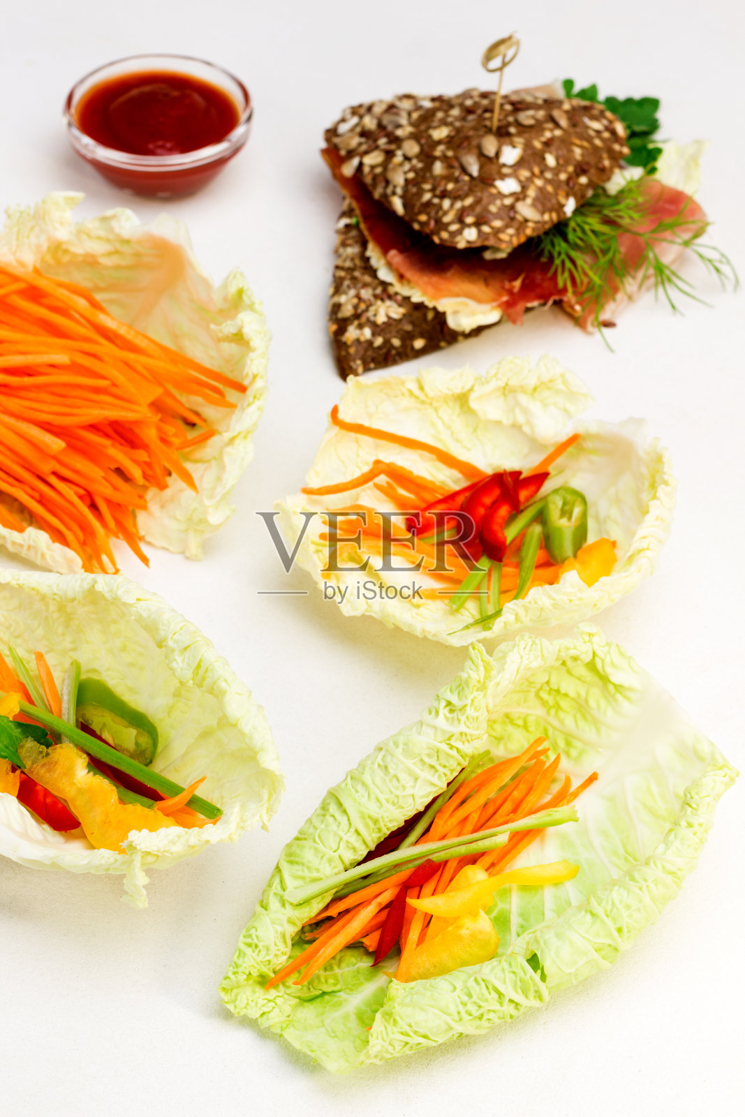 素食卷心菜和胡萝卜零食。照片摄影图片