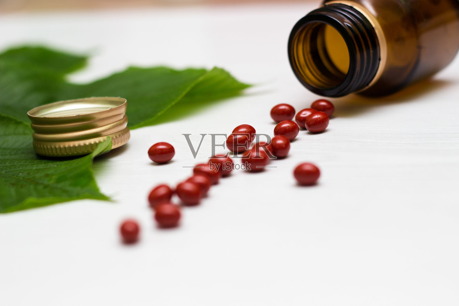 一瓶中草药照片摄影图片