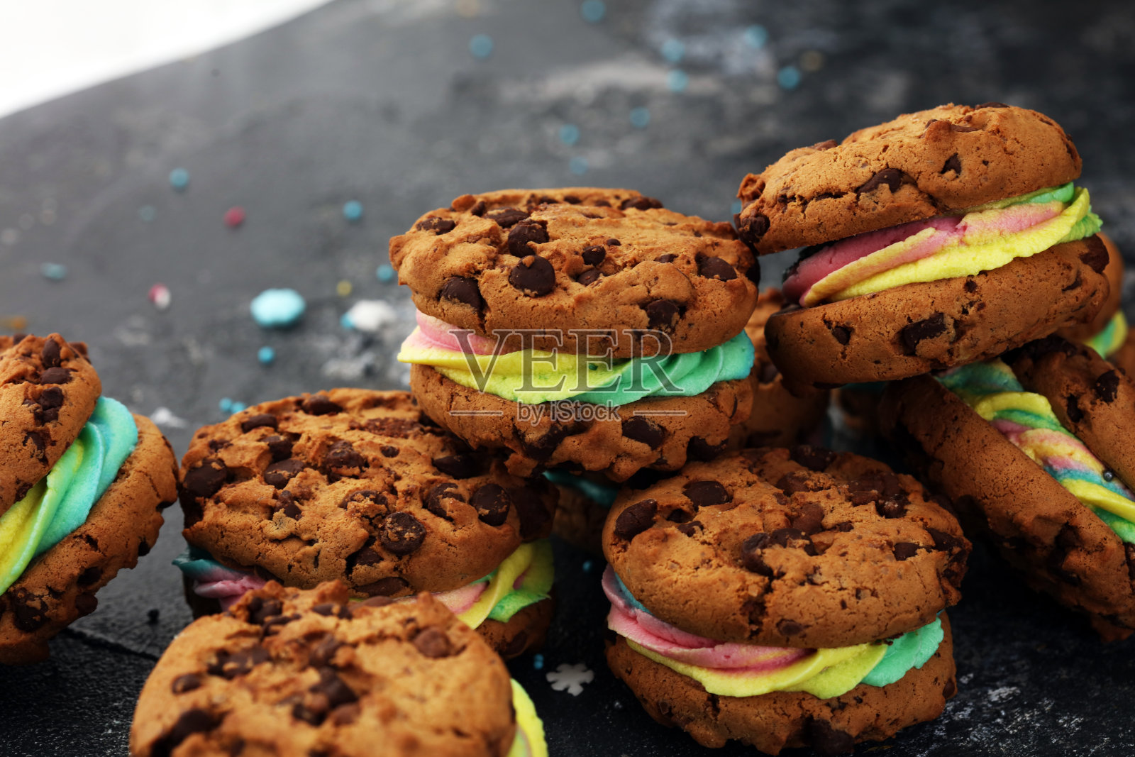 冰淇淋三明治加草莓和巧克力。巧克力曲奇冰淇淋三明治照片摄影图片