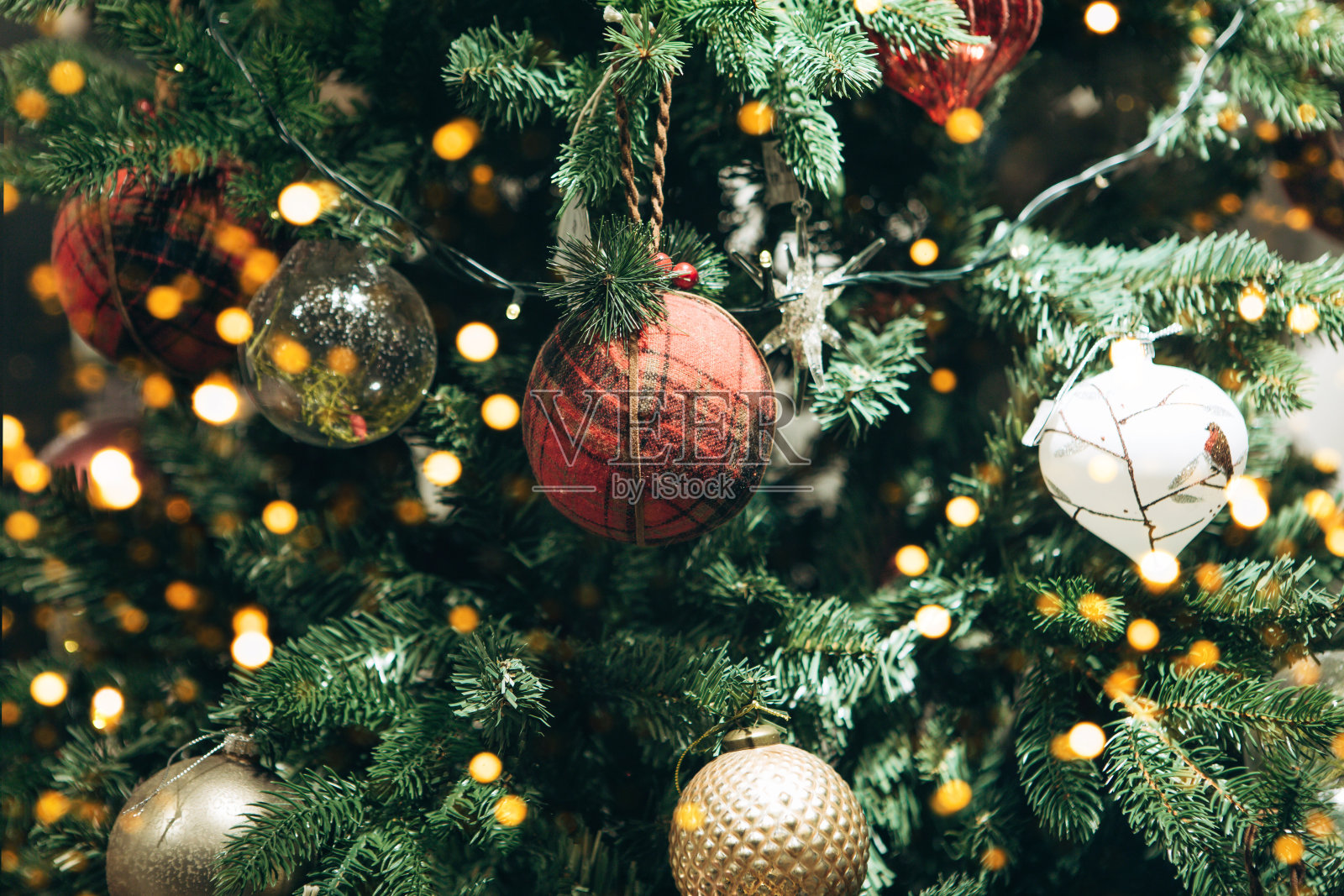有很多球的圣诞树照片摄影图片