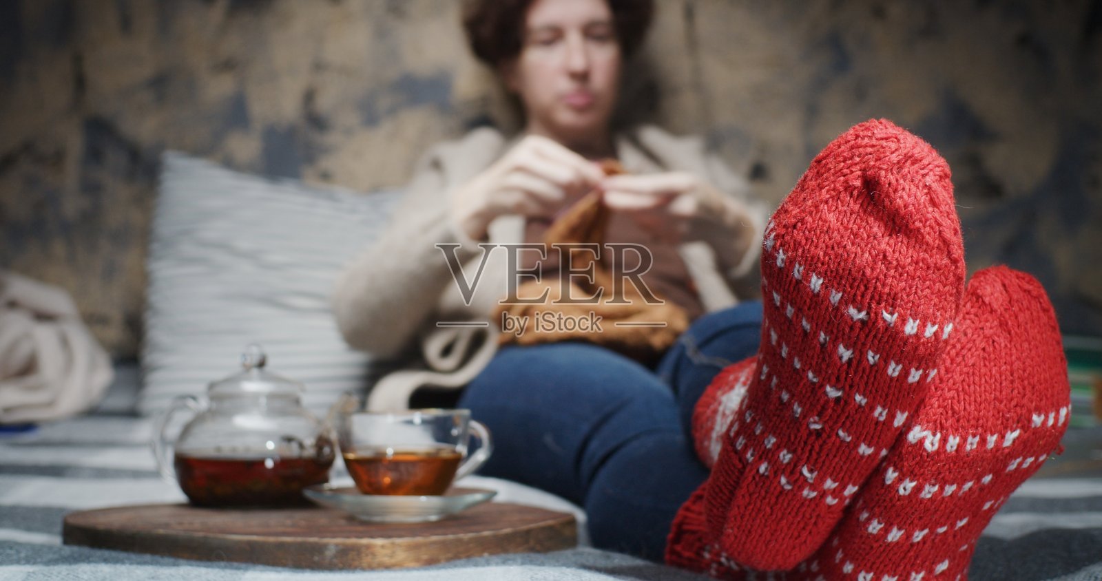 成熟的女人在家织毛衣照片摄影图片