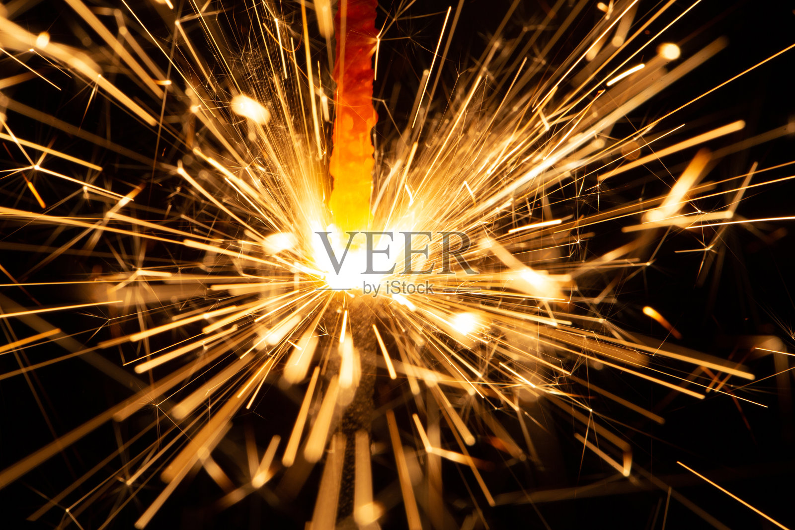 一个金色的闪光在黑色的背景上的特写照片摄影图片