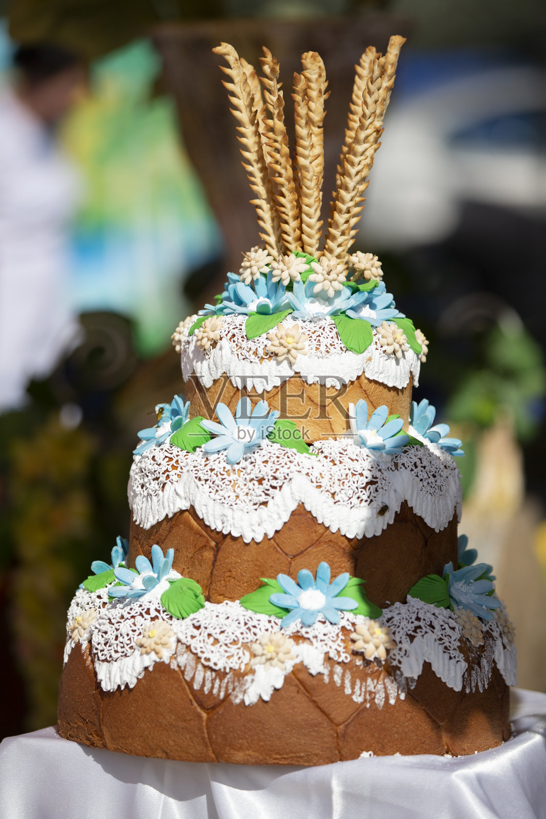 酵母三层俄罗斯面包装饰花。漂亮的糕点。照片摄影图片