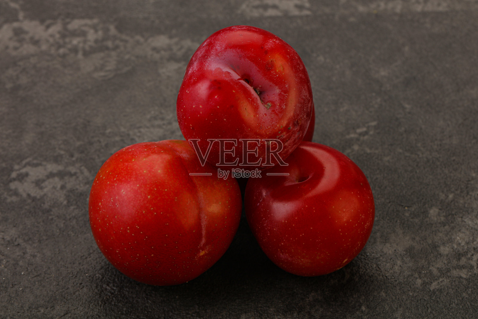 成熟的红梅香甜可口照片摄影图片