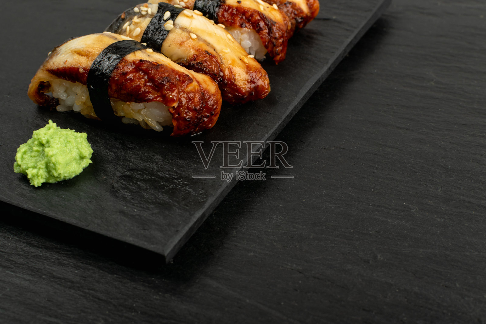 鳗鱼寿司，鳗鱼寿司配烟熏鳗鱼照片摄影图片