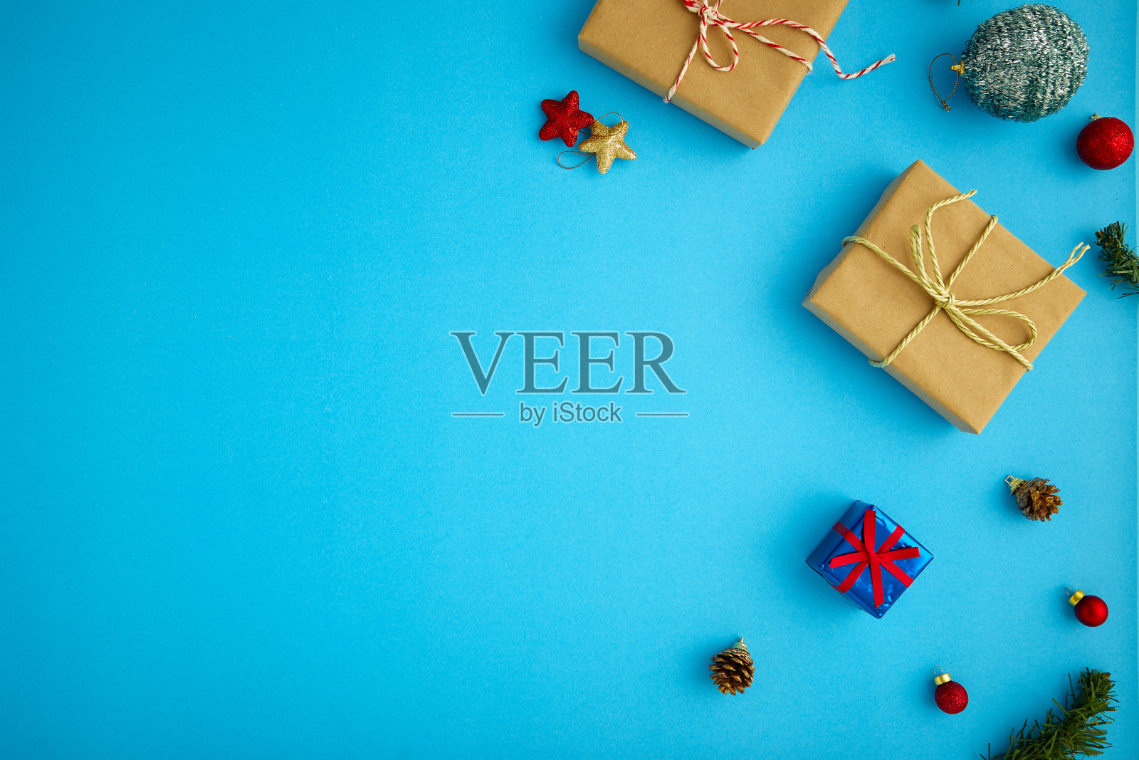 不同的圣诞装饰和玩具在蓝色的背景照片摄影图片