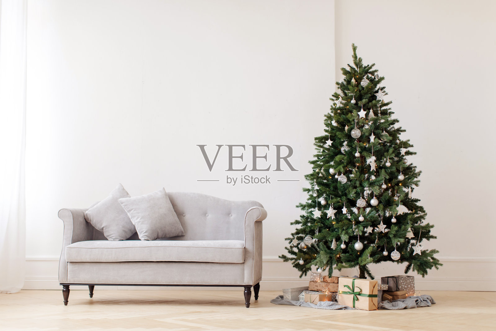 圣诞树和灰色沙发照片摄影图片