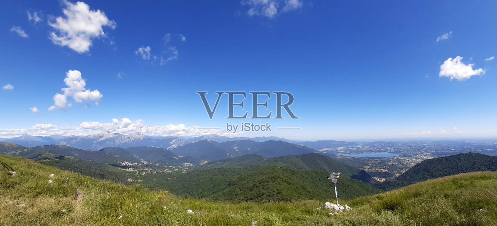 从Palanzone山顶俯瞰美丽的湖全景照片摄影图片