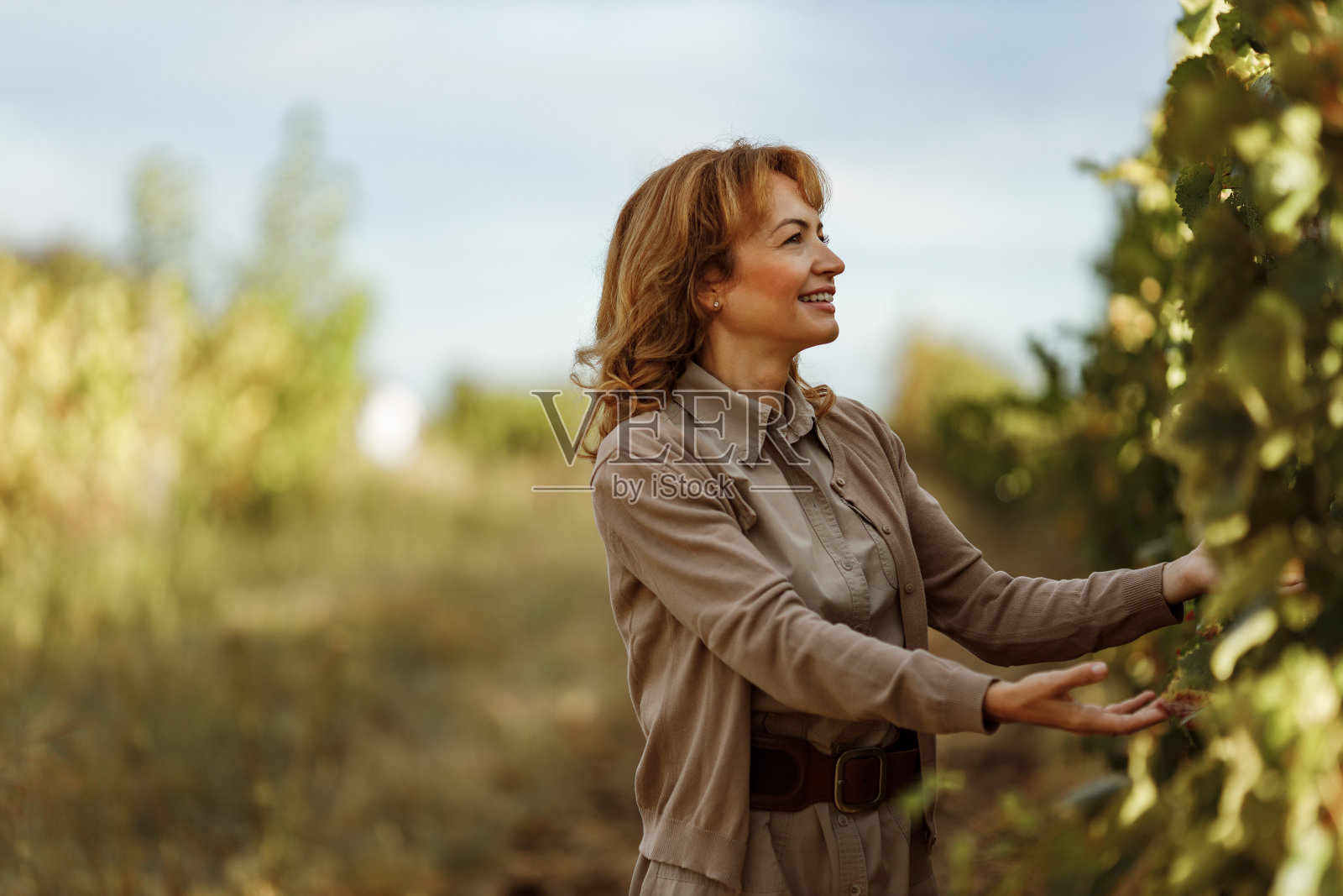 站在树的旁边。照片摄影图片