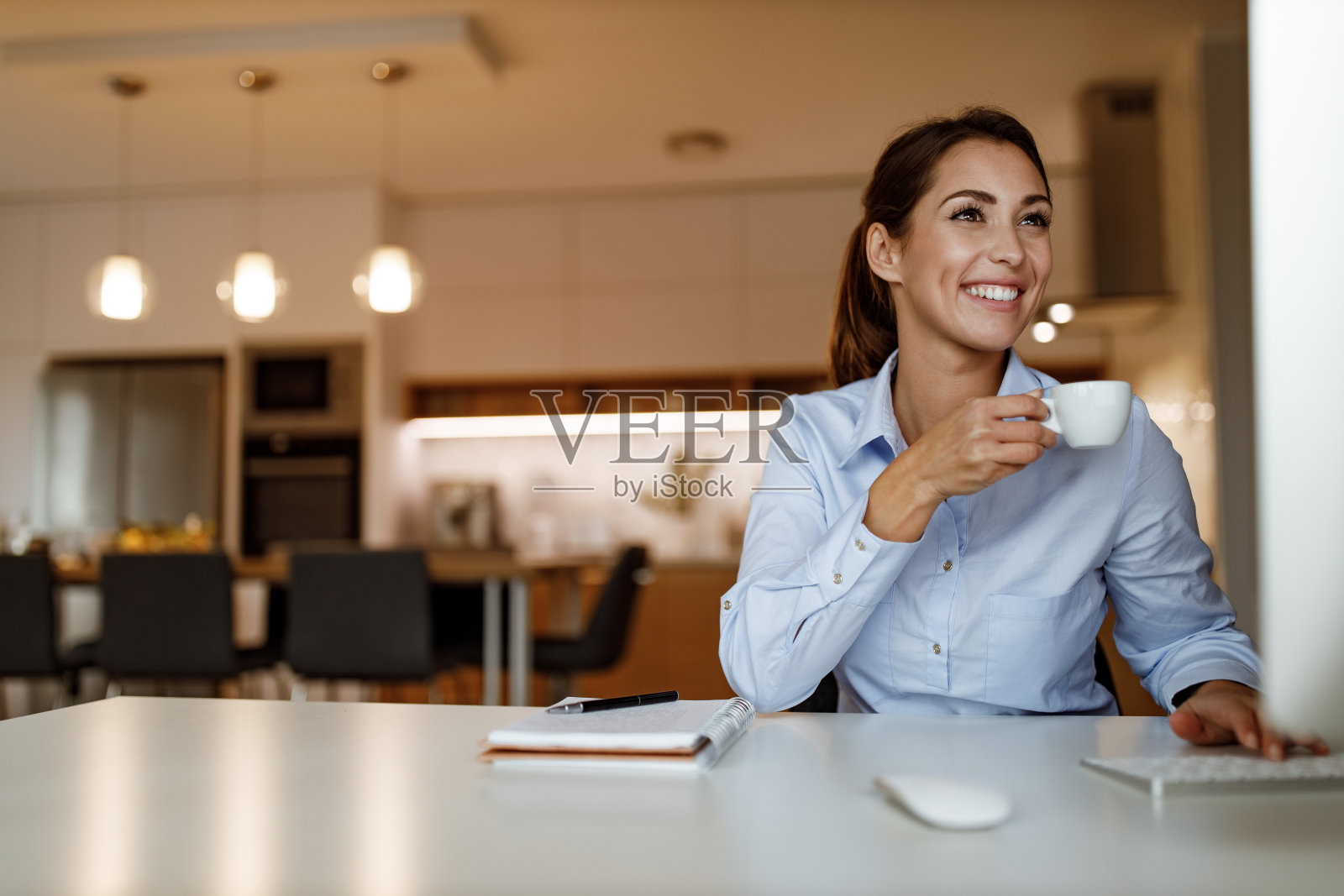天生丽质的女子，衣着优雅。照片摄影图片