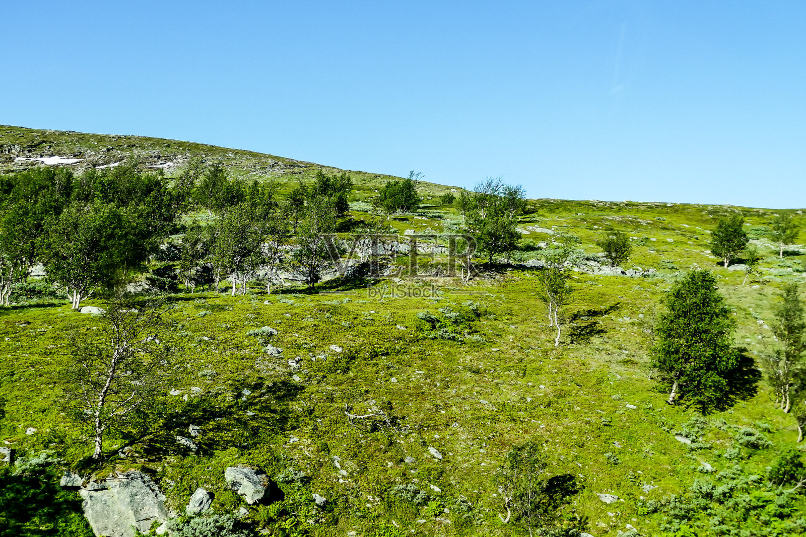 在北欧斯堪的纳维亚的瑞典，有河流和蓝天的景观照片摄影图片