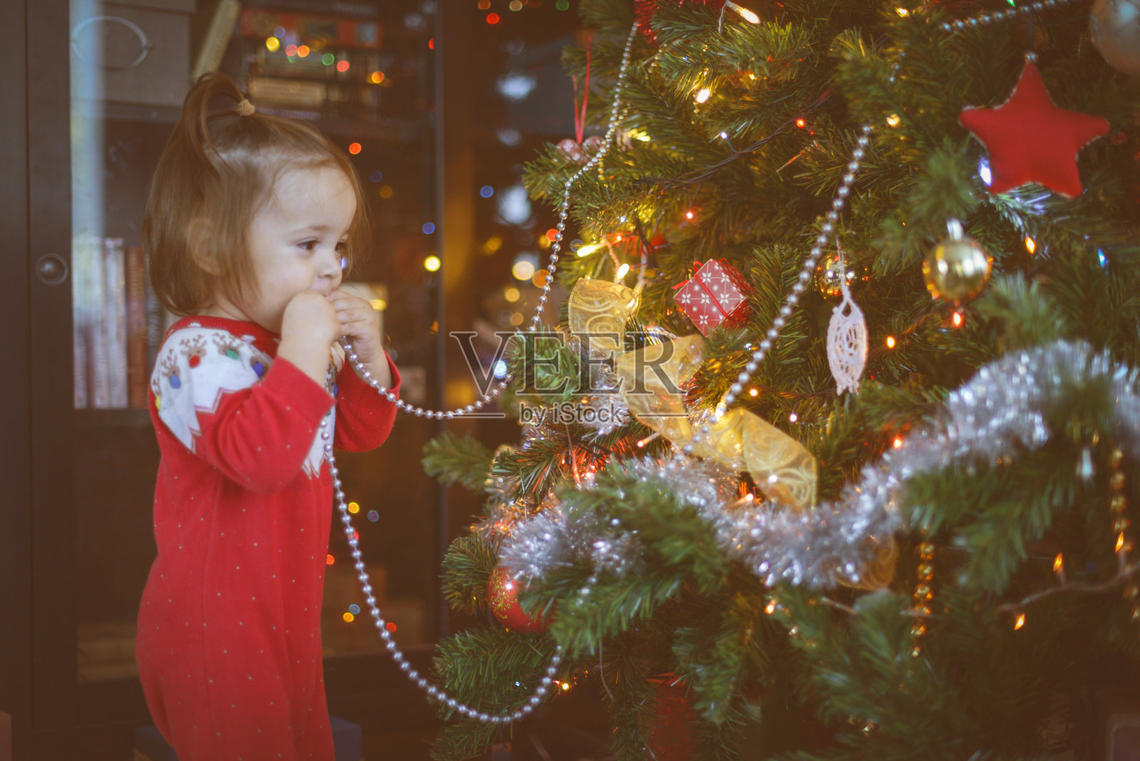 小女孩在家里玩，在圣诞节的室内照片摄影图片