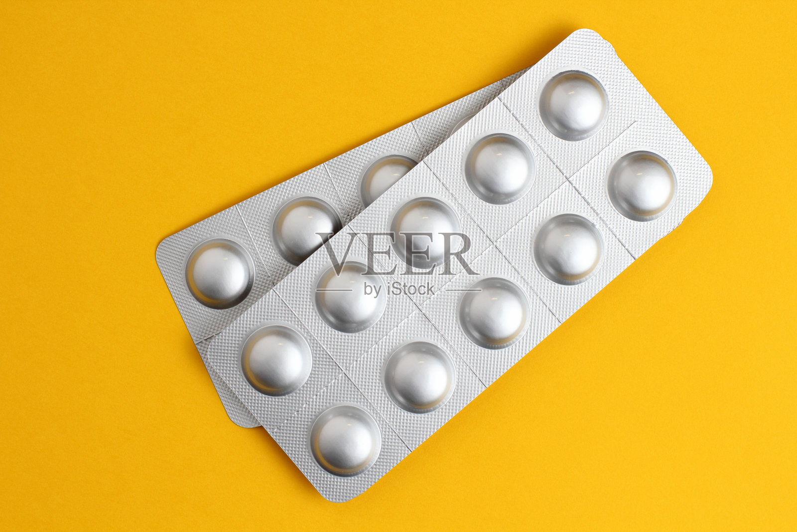 医用药丸包在橙色背景上特写，平躺着。照片摄影图片