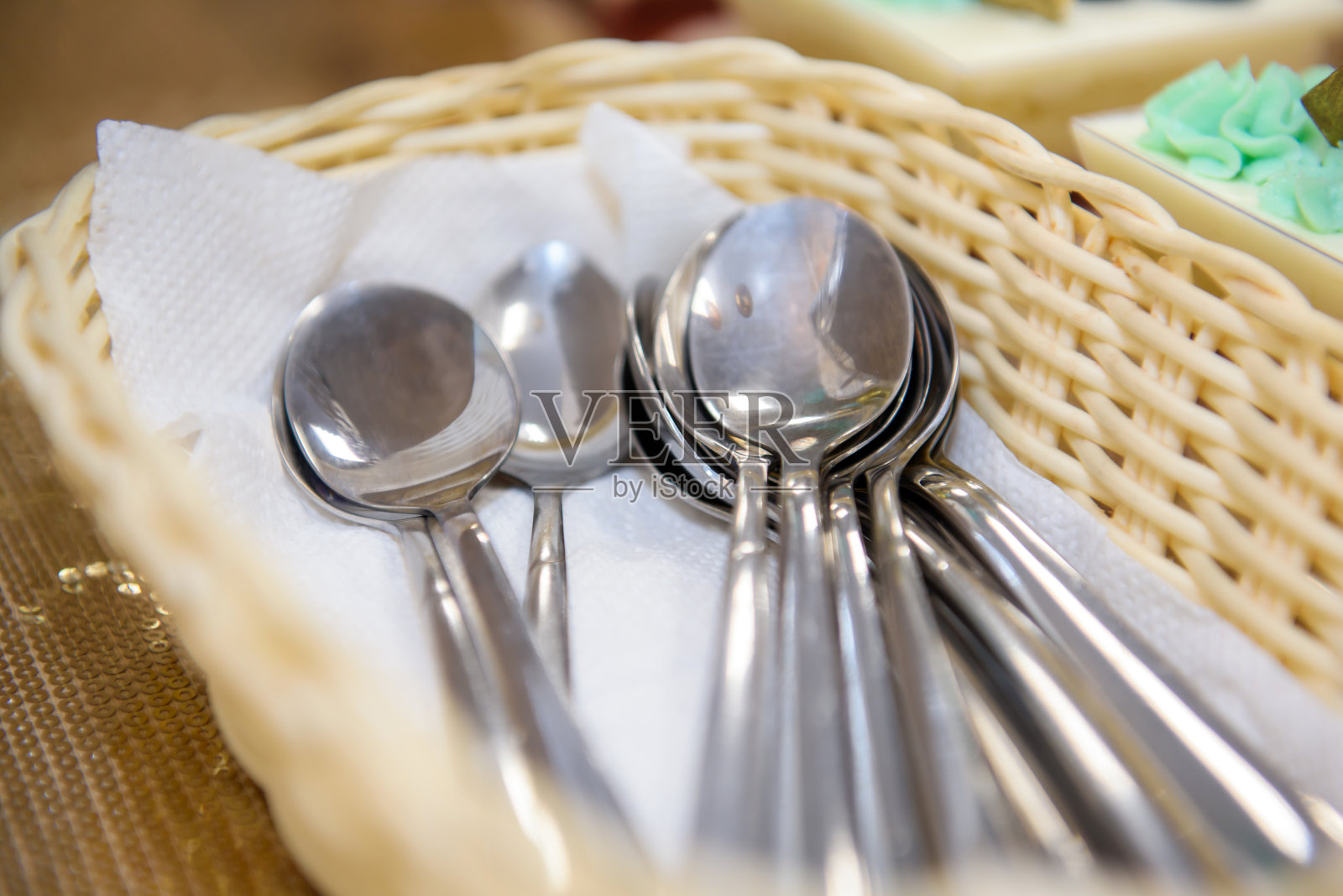 勺子放在柳条篮子里，很干净。照片摄影图片