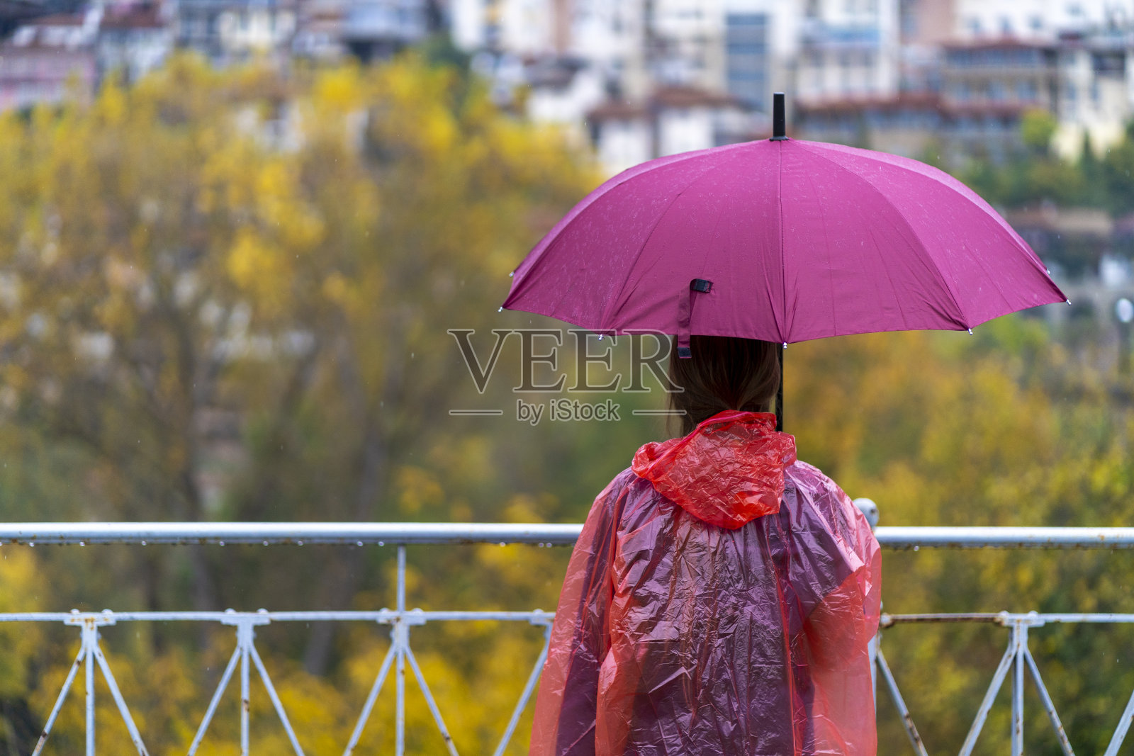 站在雨中的女人照片摄影图片