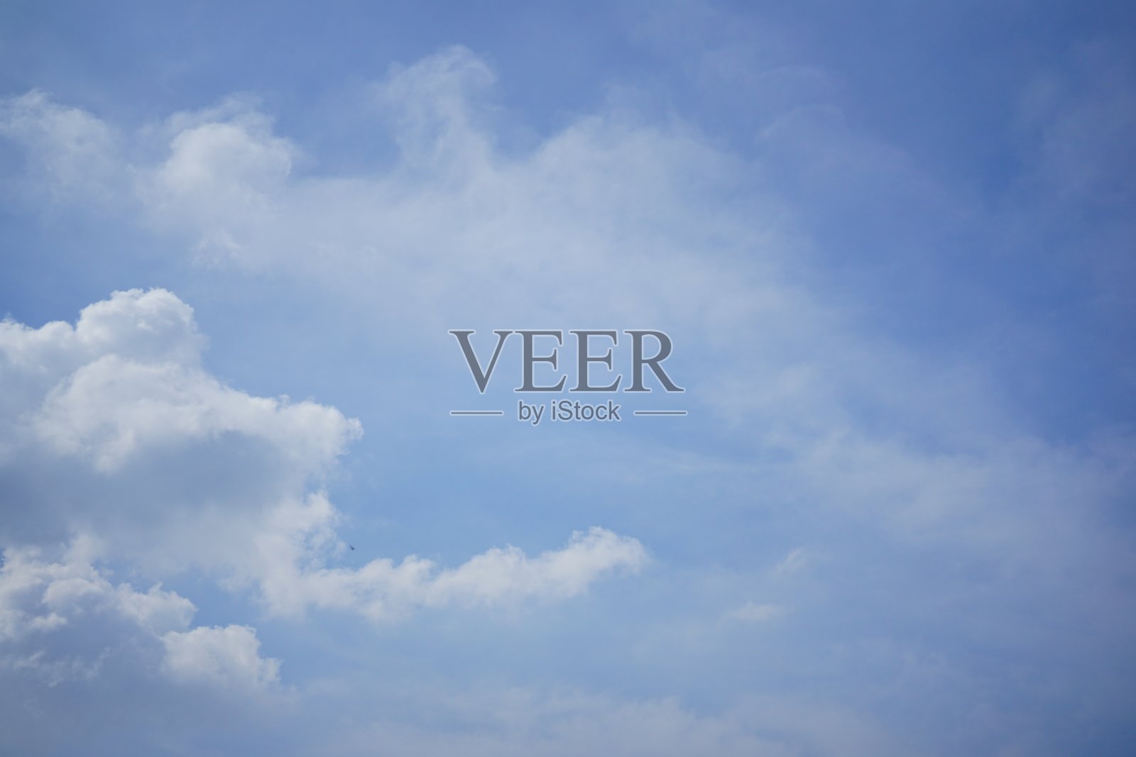 清澈蔚蓝的天空照片摄影图片