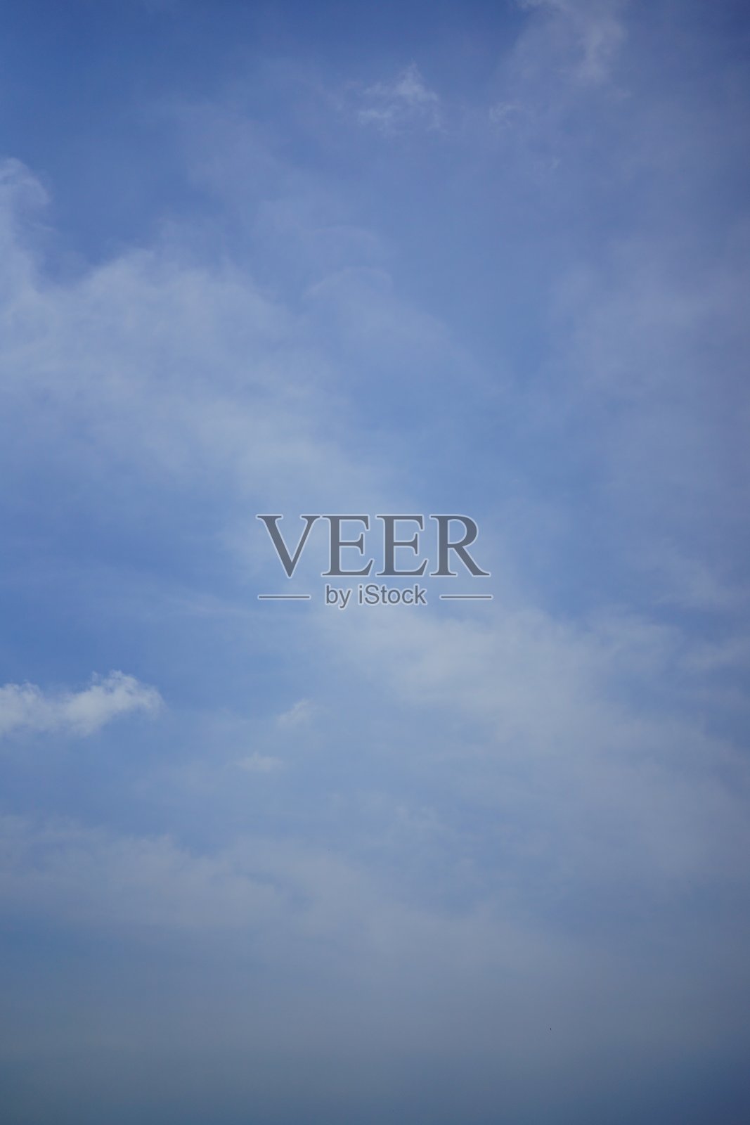 清澈蔚蓝的天空照片摄影图片