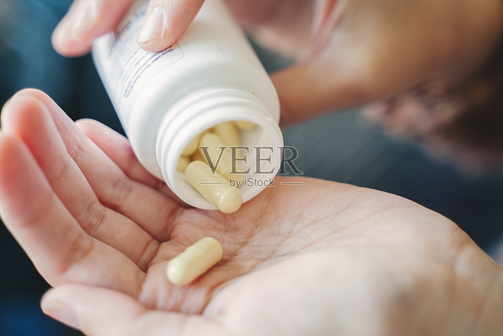 用一杯水服药照片摄影图片