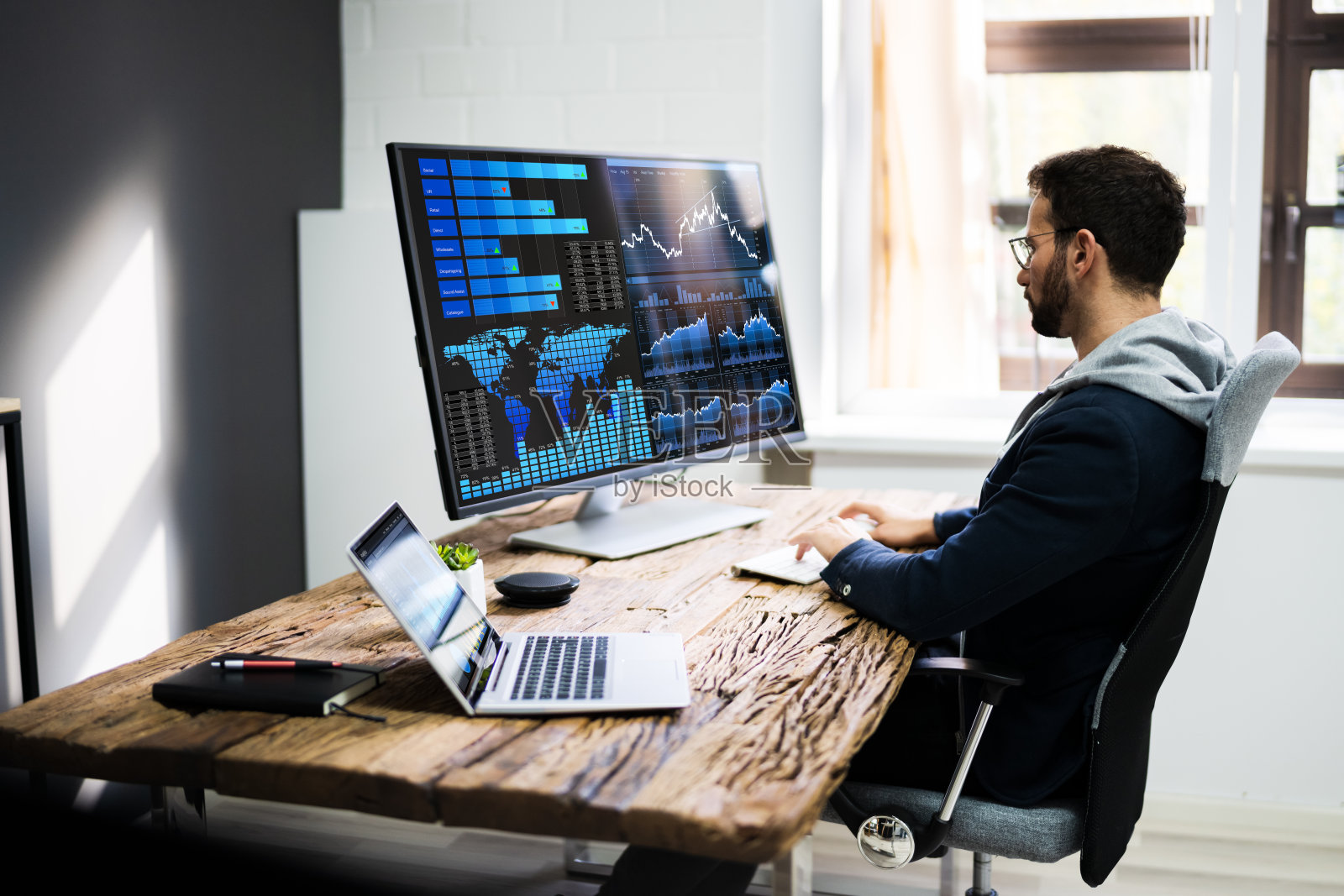 KPI业务分析数据仪表板。分析师照片摄影图片