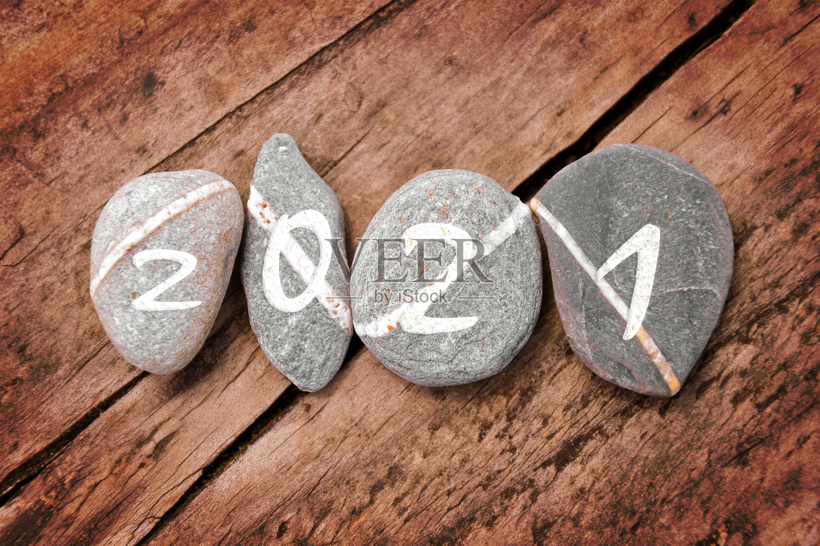 2021年写在一行石头上木质背景，禅意和自然的新年贺卡照片摄影图片