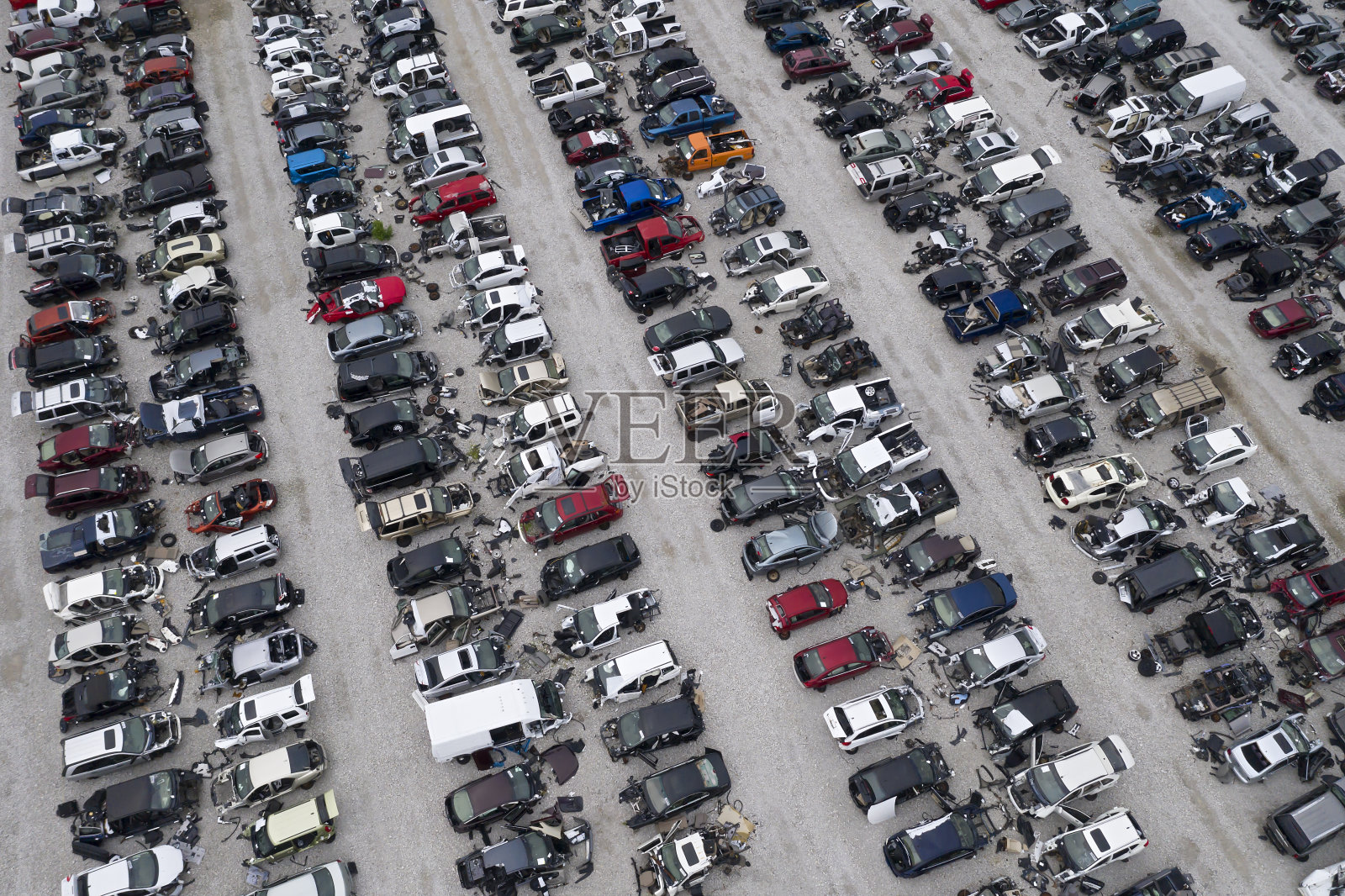 大型汽车垃圾场，鸟瞰图照片摄影图片